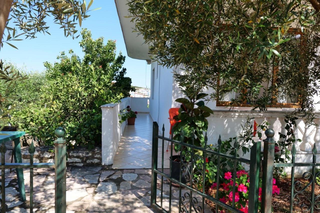 Vita Apartment - Spacious Garden And Balcony 5 Min To Beach & Center Ksamil Luaran gambar