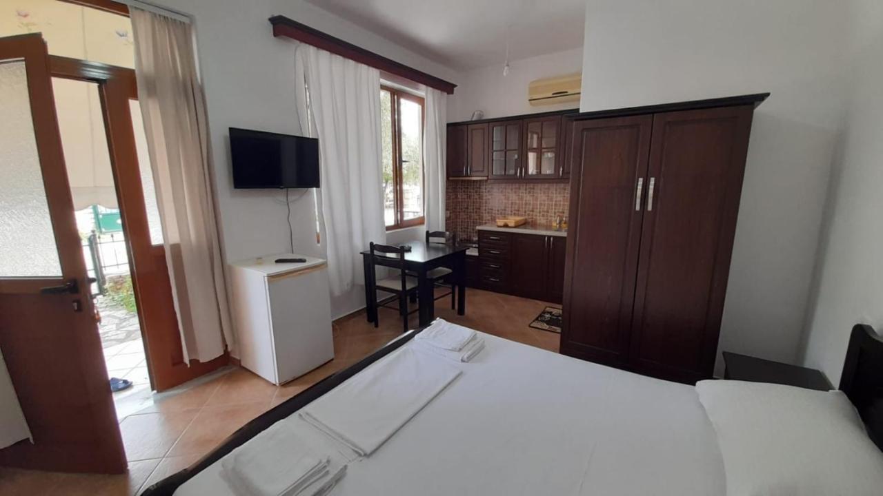 Vita Apartment - Spacious Garden And Balcony 5 Min To Beach & Center Ksamil Luaran gambar