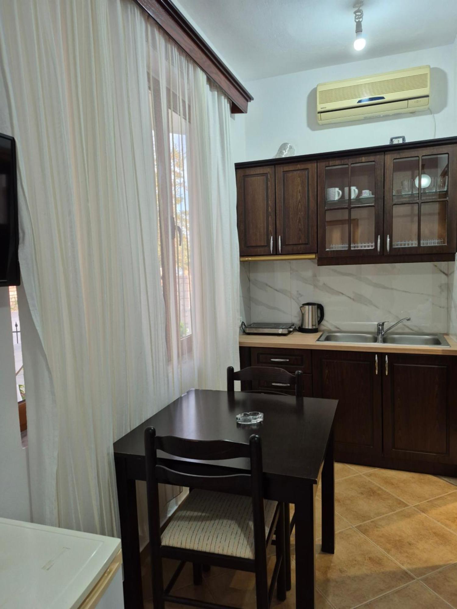 Vita Apartment - Spacious Garden And Balcony 5 Min To Beach & Center Ksamil Luaran gambar