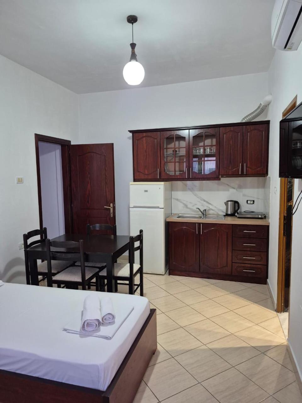 Vita Apartment - Spacious Garden And Balcony 5 Min To Beach & Center Ksamil Luaran gambar